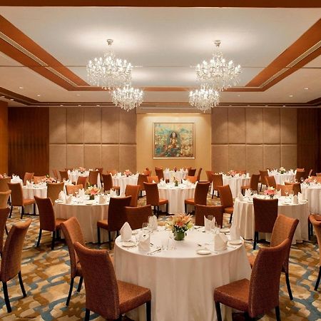 Radisson Blu Plaza Hotel Hyderabad Banjara Hills Restaurant photo The ballroom