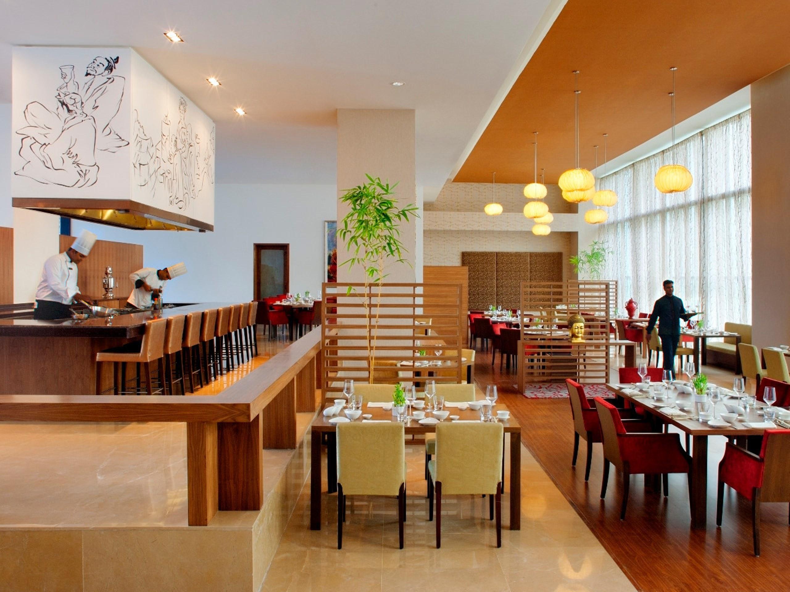 Radisson Blu Plaza Hotel Hyderabad Banjara Hills Extérieur photo The restaurant