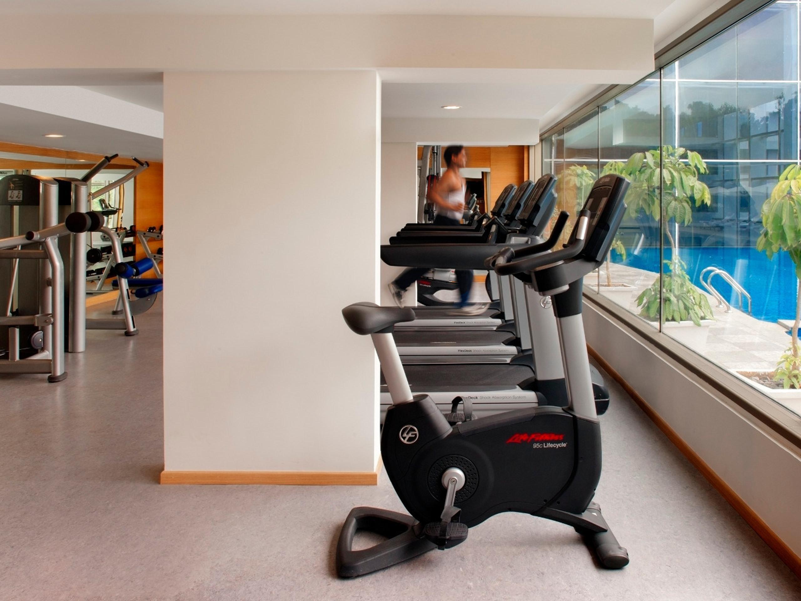Radisson Blu Plaza Hotel Hyderabad Banjara Hills Extérieur photo A Life Fitness 95c recumbent bike