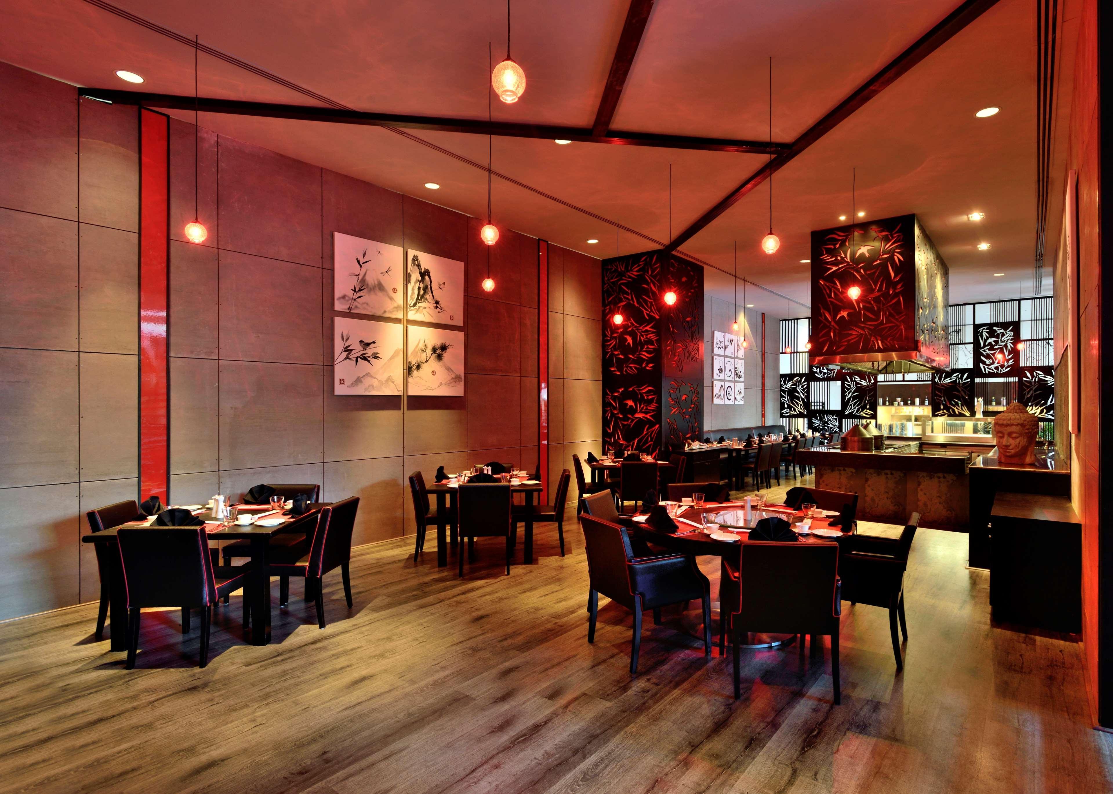Radisson Blu Plaza Hotel Hyderabad Banjara Hills Extérieur photo The interior of a restaurant