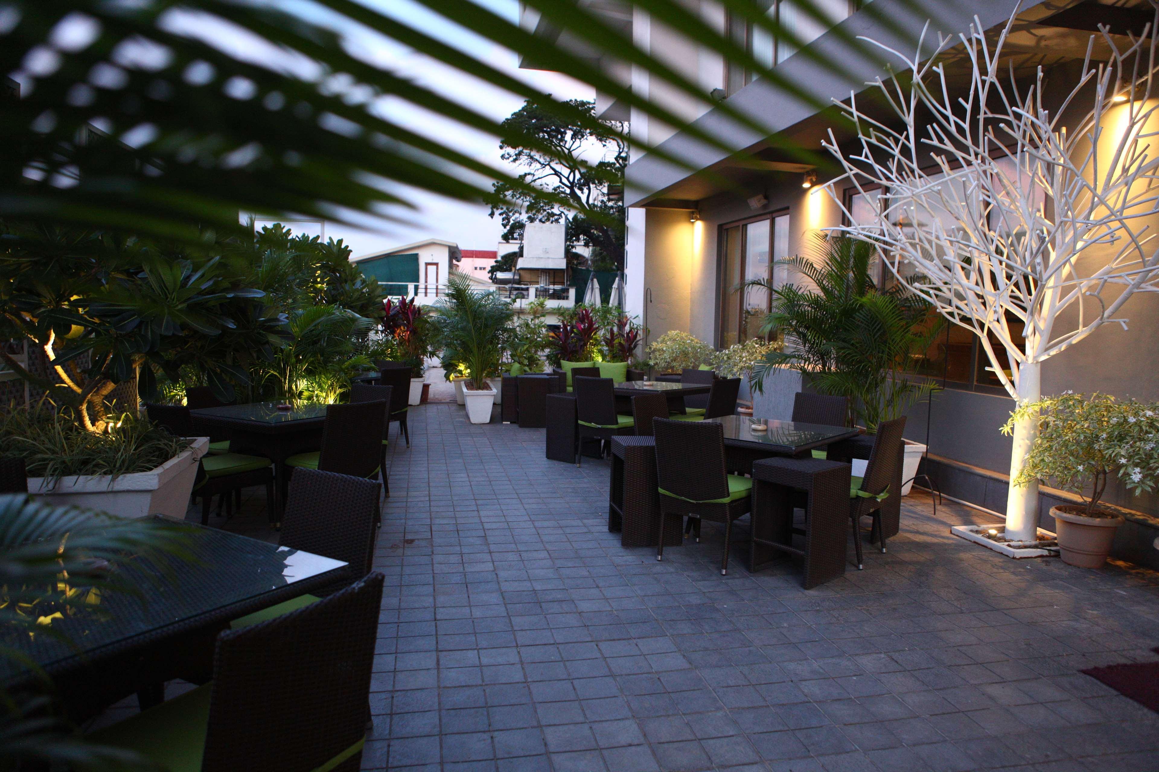 Radisson Blu Plaza Hotel Hyderabad Banjara Hills Extérieur photo The outdoor terrace at the hotel