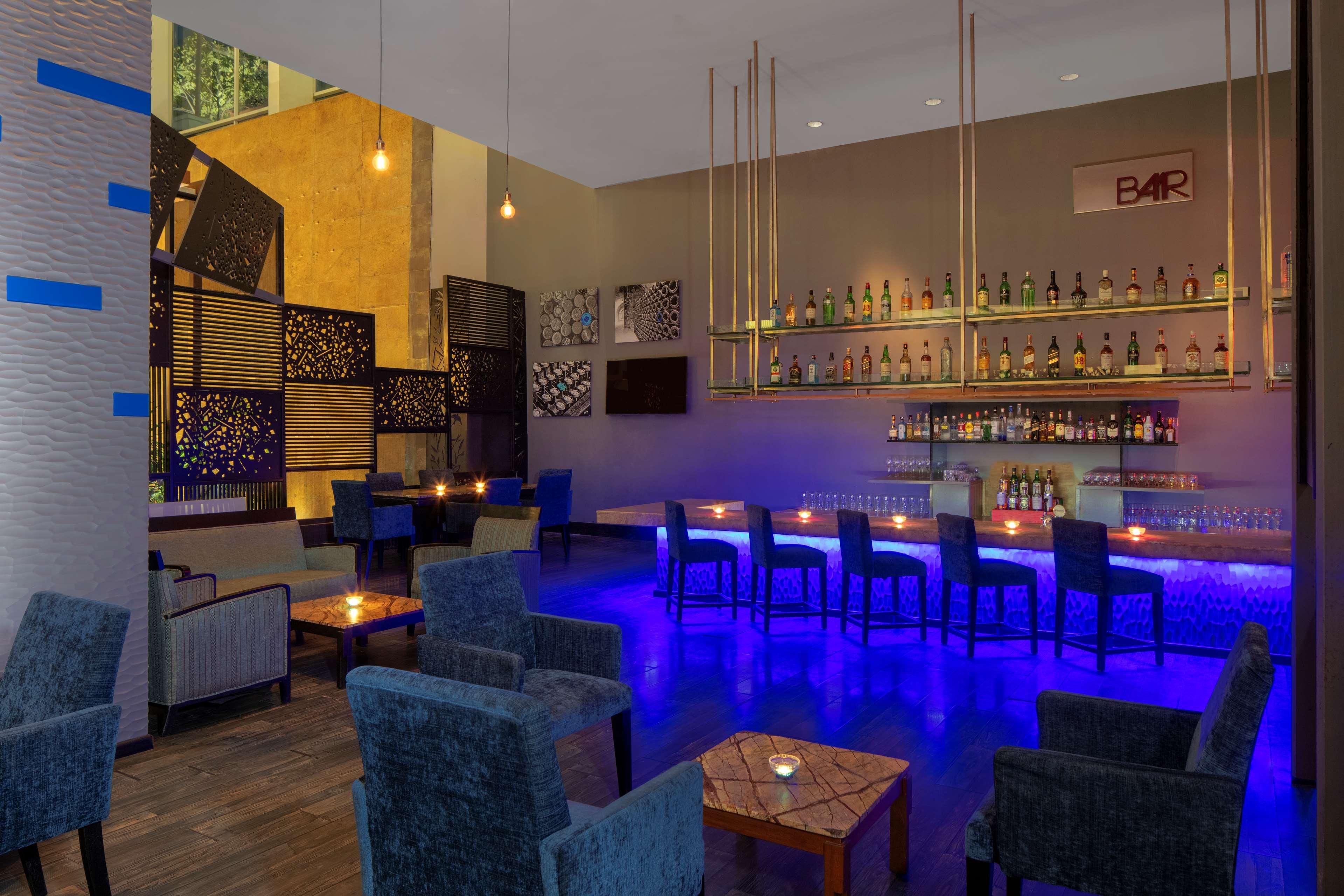 Radisson Blu Plaza Hotel Hyderabad Banjara Hills Extérieur photo The bar at the hotel
