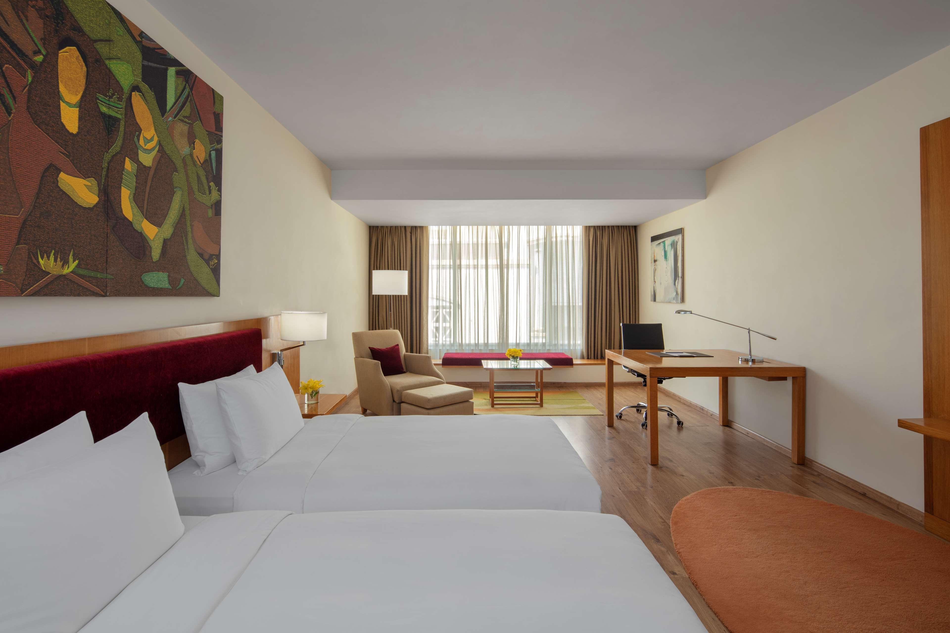 Radisson Blu Plaza Hotel Hyderabad Banjara Hills Extérieur photo A room at the hotel