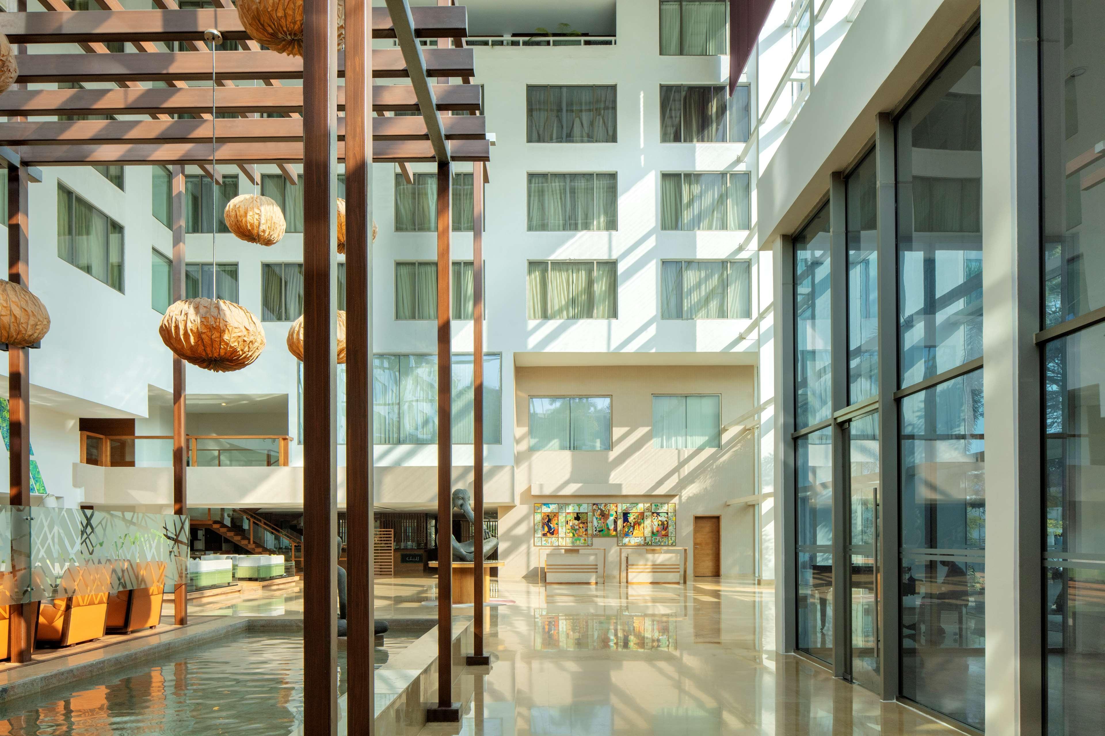 Radisson Blu Plaza Hotel Hyderabad Banjara Hills Extérieur photo Interior of the hotel
