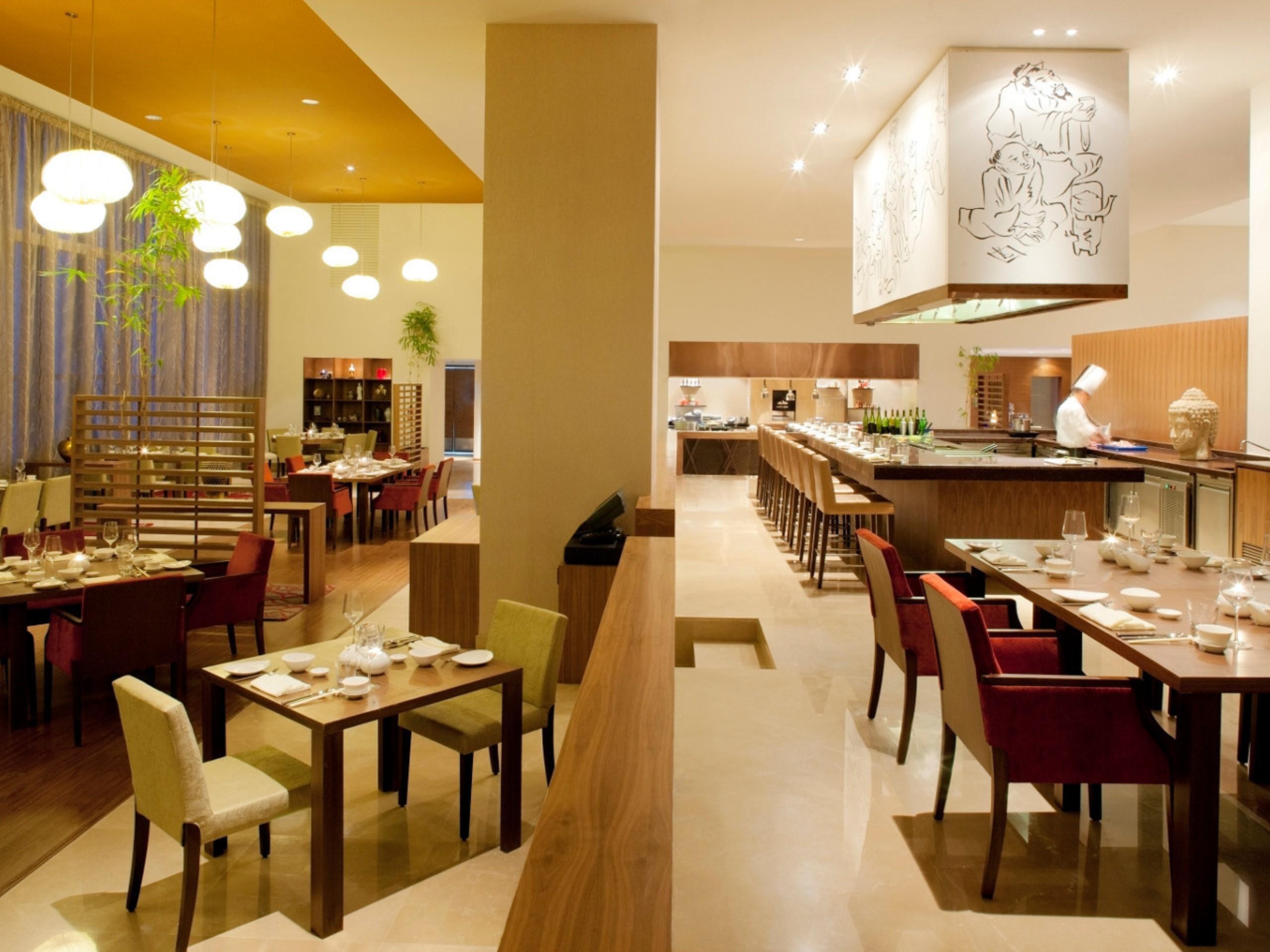 Radisson Blu Plaza Hotel Hyderabad Banjara Hills Extérieur photo The restaurant