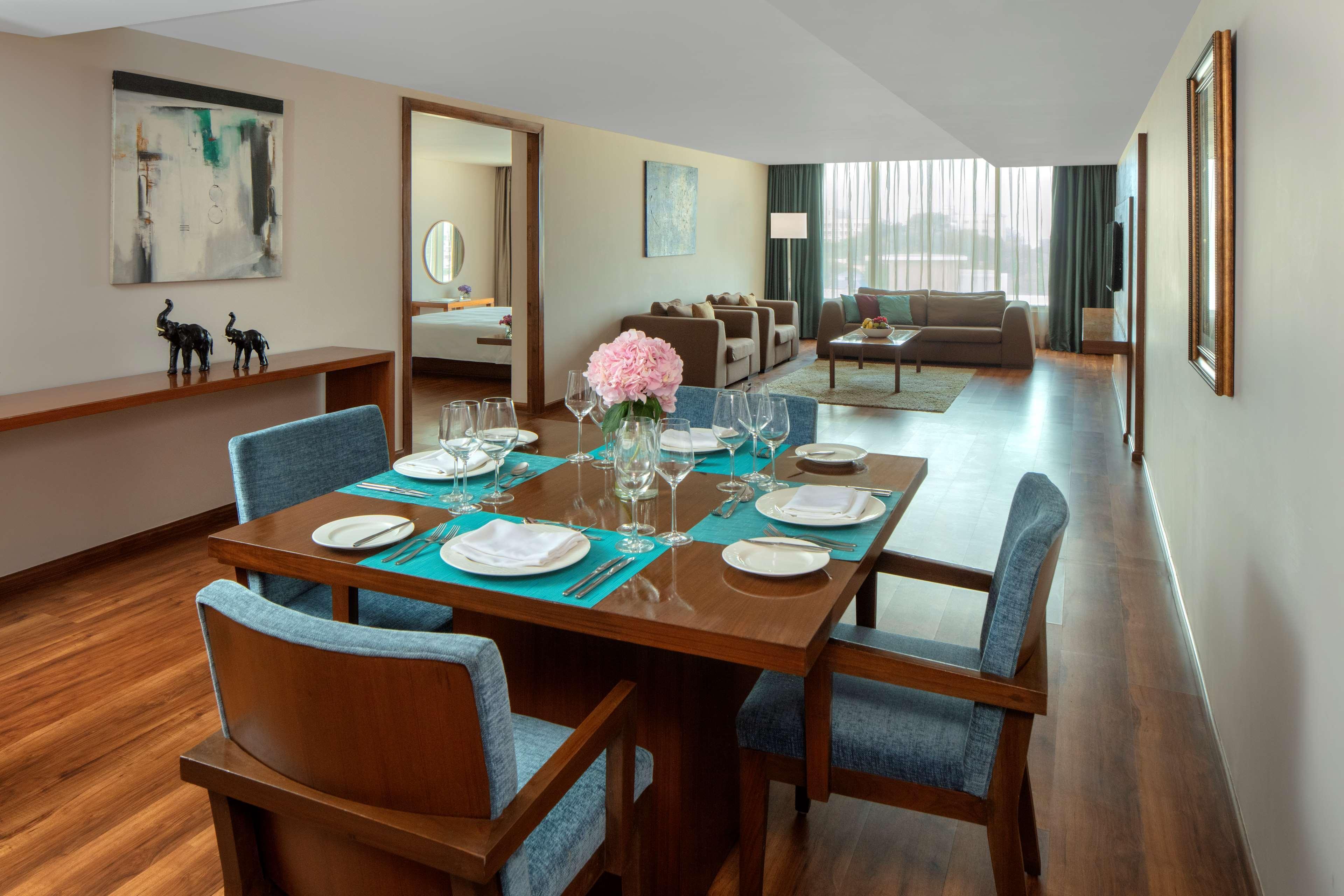 Radisson Blu Plaza Hotel Hyderabad Banjara Hills Extérieur photo A suite at the hotel