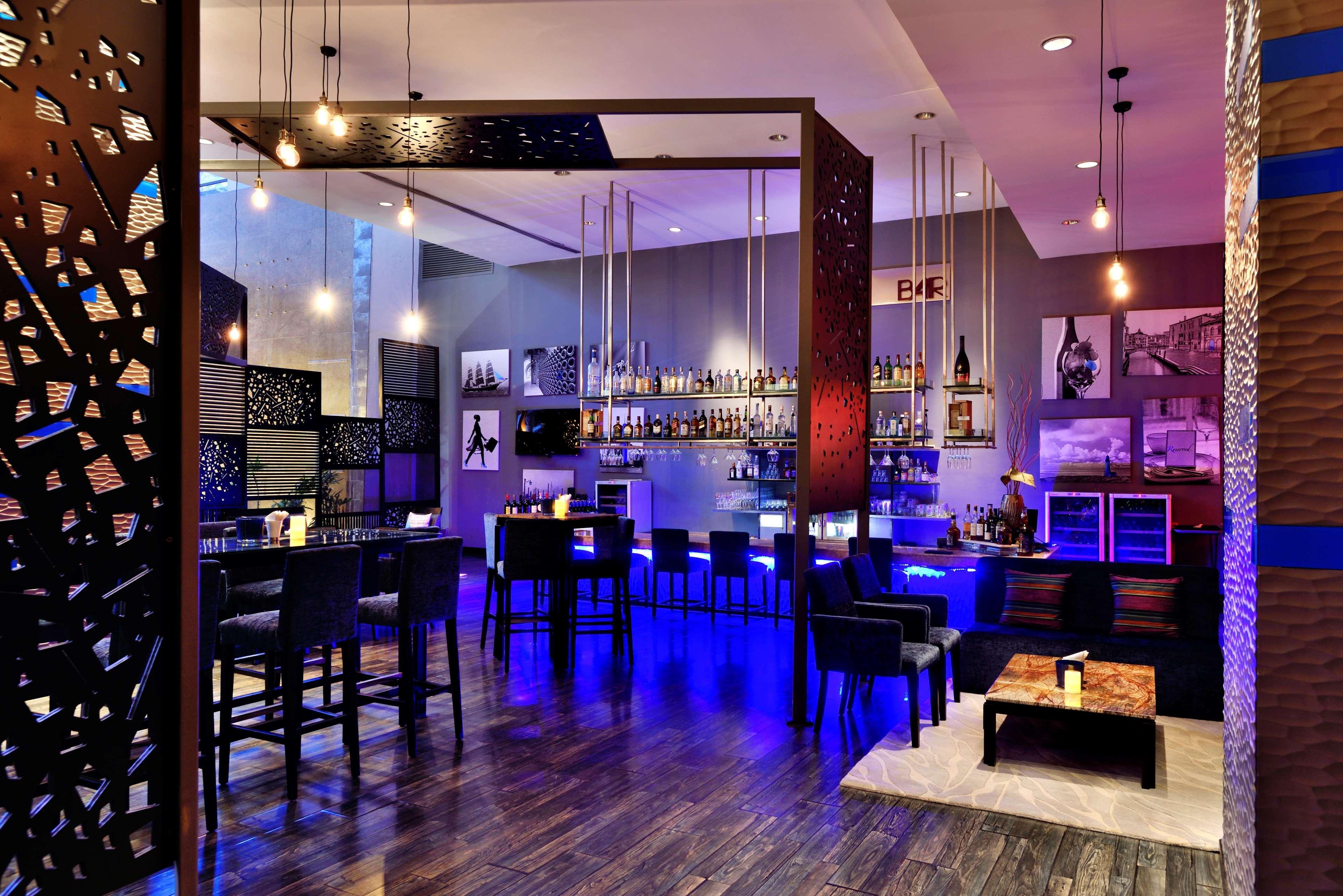 Radisson Blu Plaza Hotel Hyderabad Banjara Hills Extérieur photo The bar at the hotel