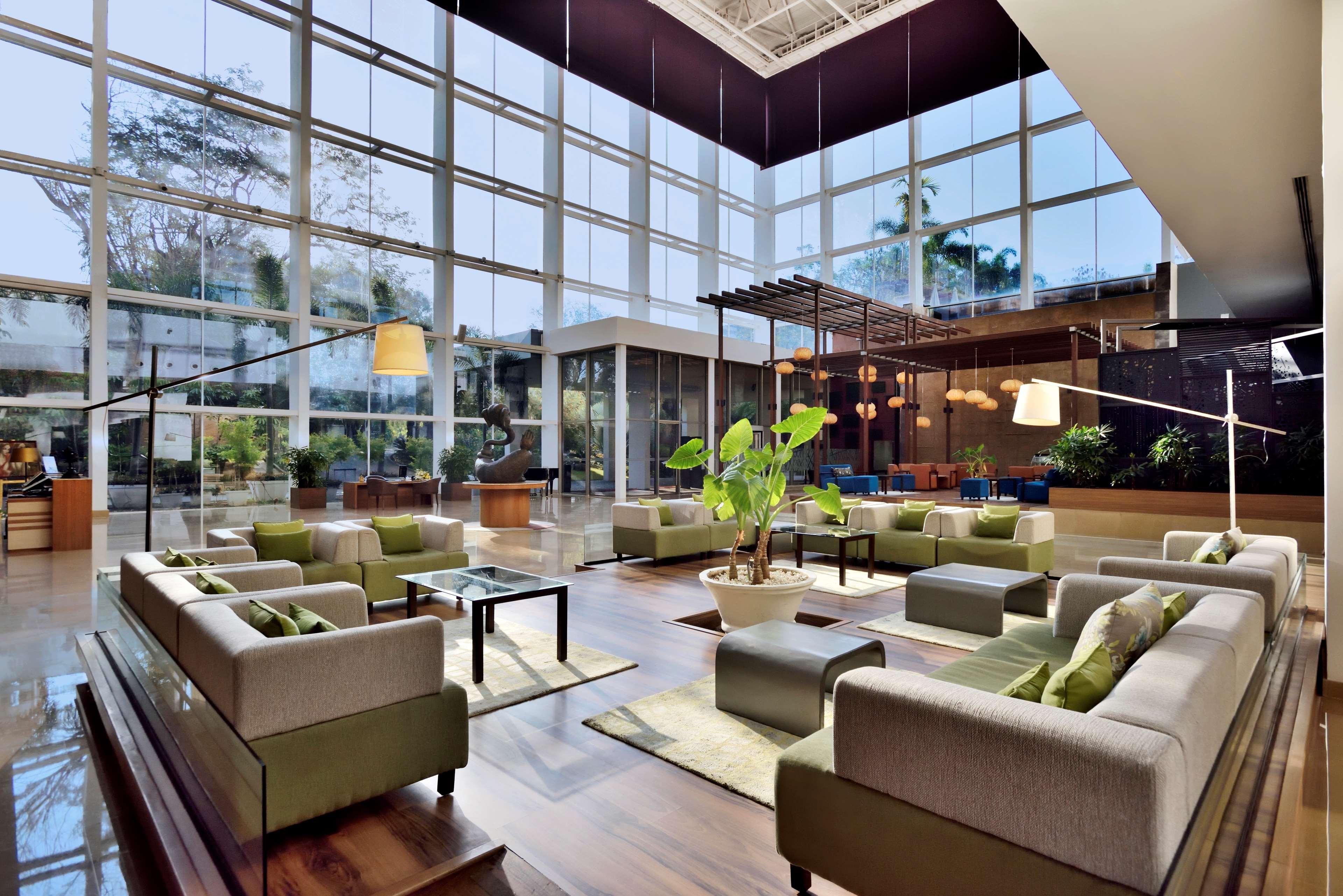 Radisson Blu Plaza Hotel Hyderabad Banjara Hills Extérieur photo Lobby