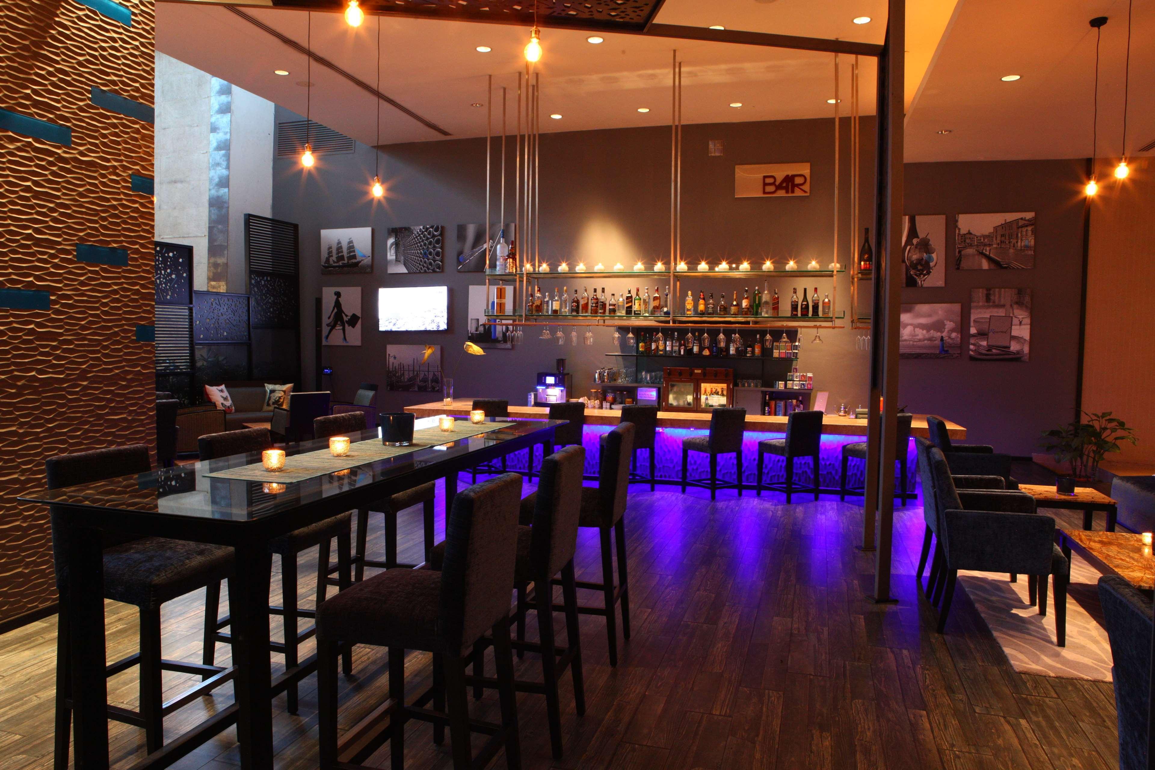 Radisson Blu Plaza Hotel Hyderabad Banjara Hills Extérieur photo The bar at the hotel