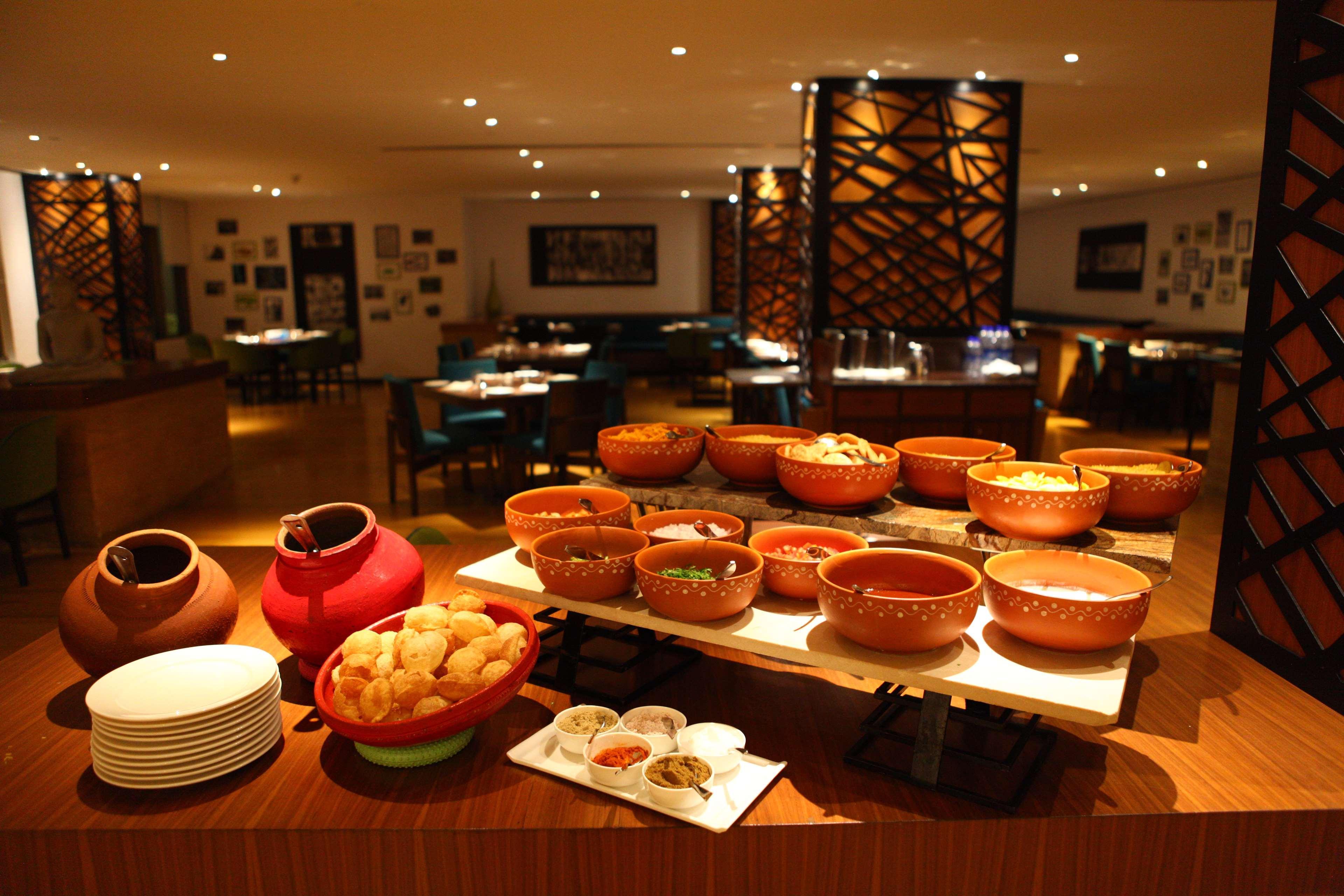 Radisson Blu Plaza Hotel Hyderabad Banjara Hills Extérieur photo A buffet at a hotel