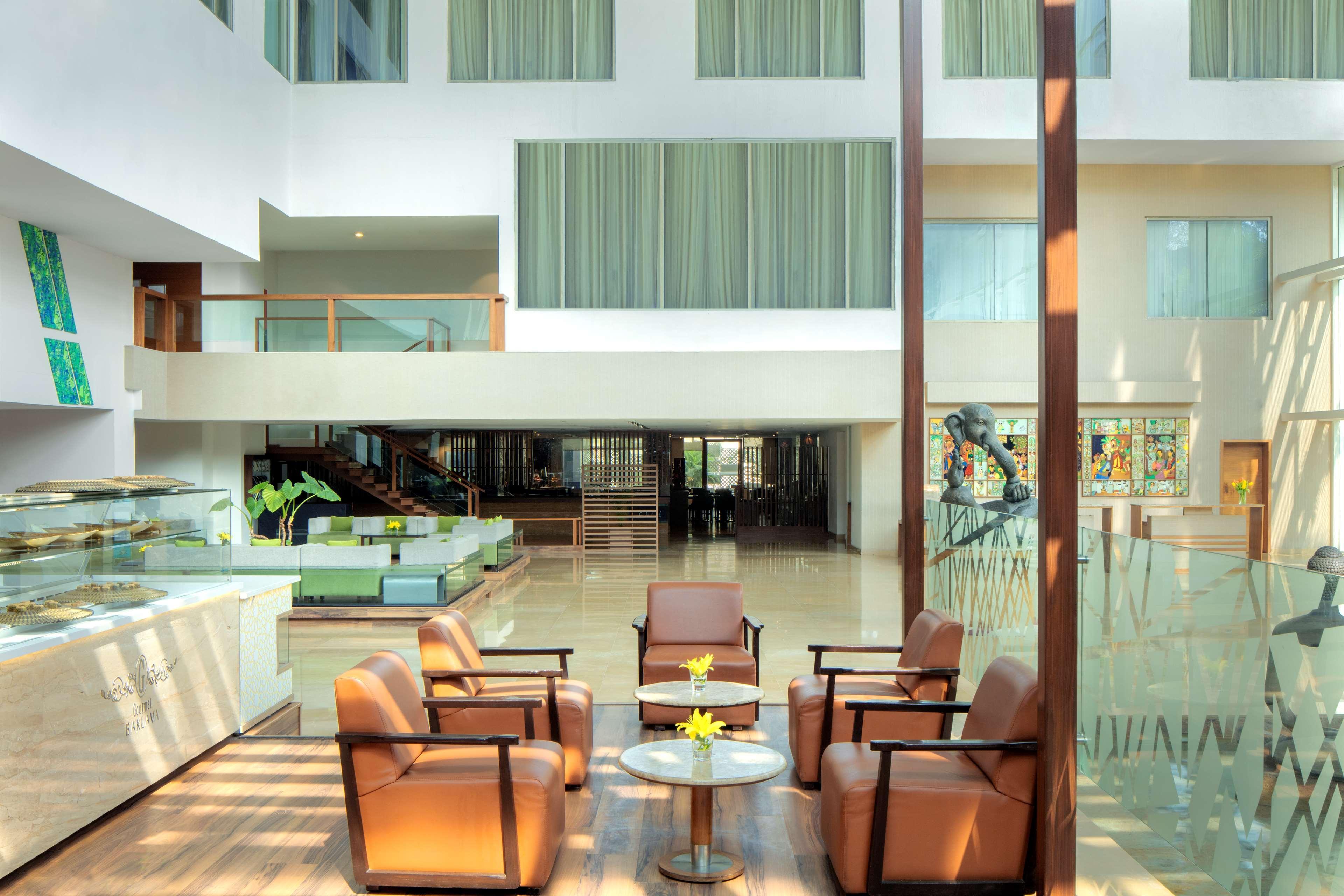 Radisson Blu Plaza Hotel Hyderabad Banjara Hills Extérieur photo Lobby