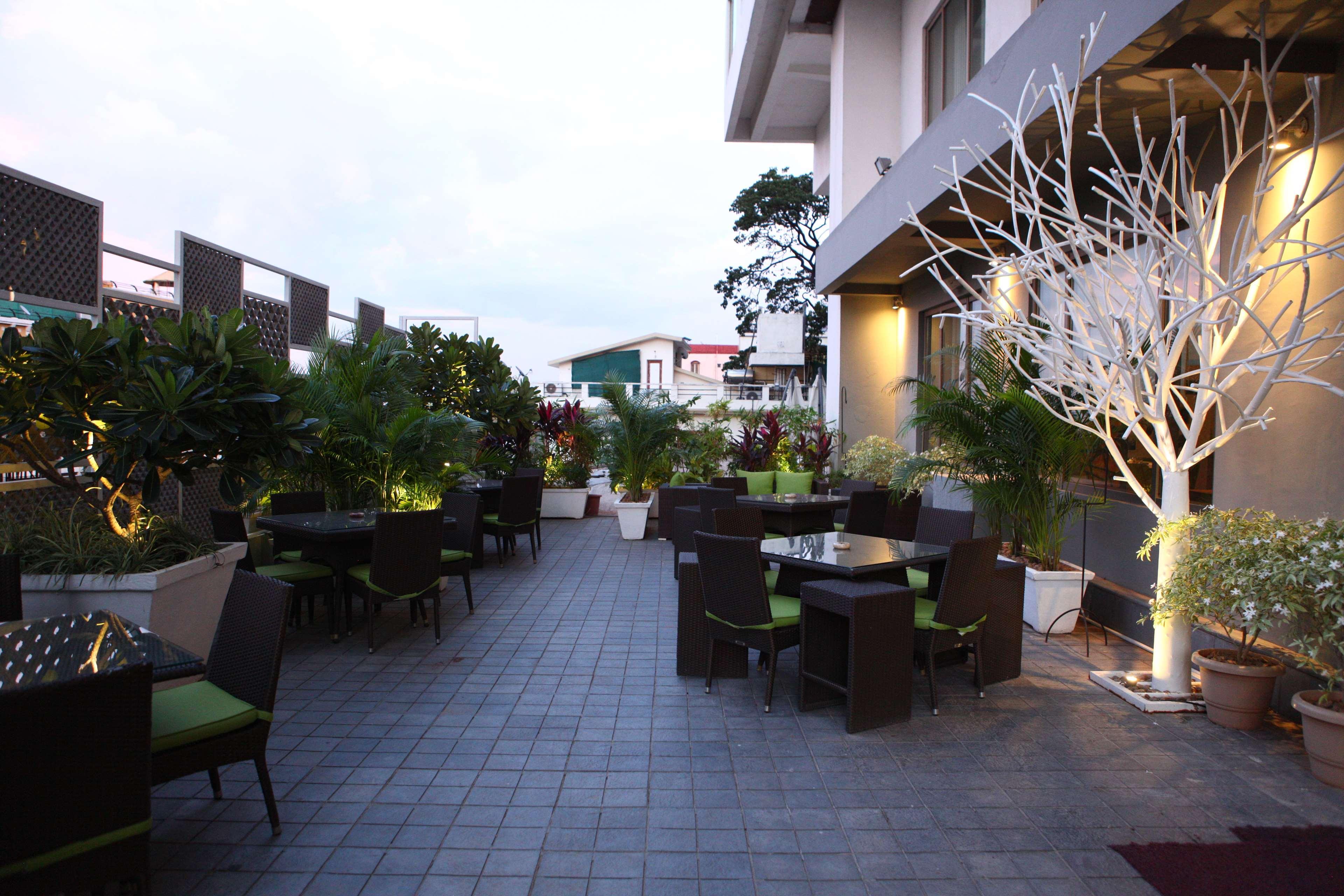 Radisson Blu Plaza Hotel Hyderabad Banjara Hills Extérieur photo The Terrace at the Park