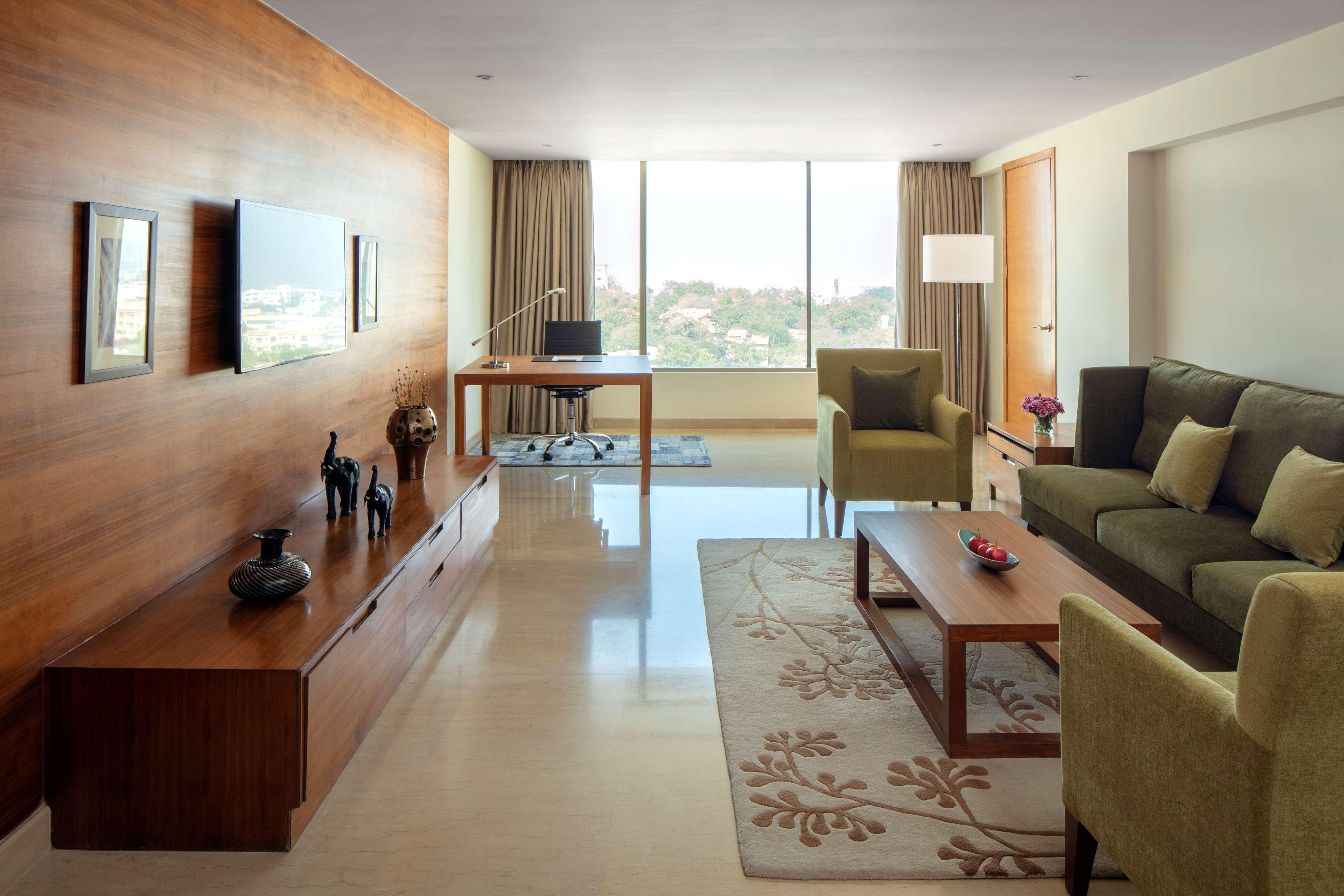 Radisson Blu Plaza Hotel Hyderabad Banjara Hills Extérieur photo A living room at the Taj Mahal Palace, Mumbai