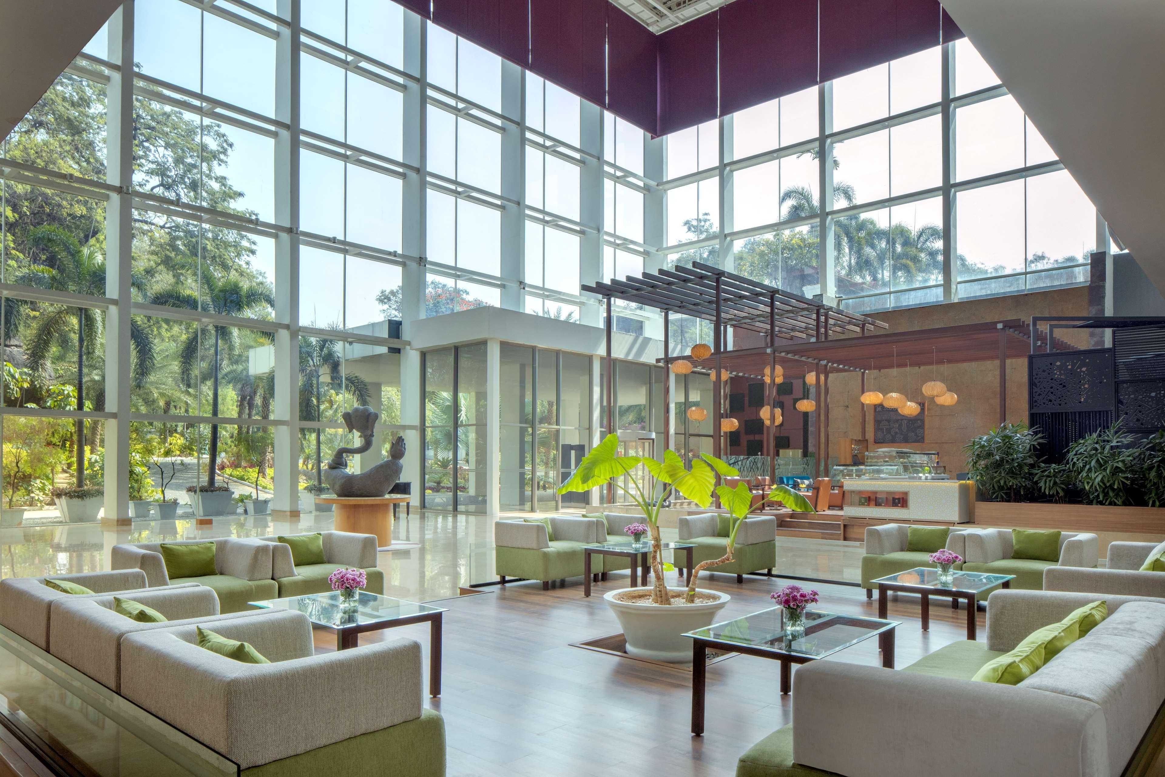 Radisson Blu Plaza Hotel Hyderabad Banjara Hills Extérieur photo Lobby