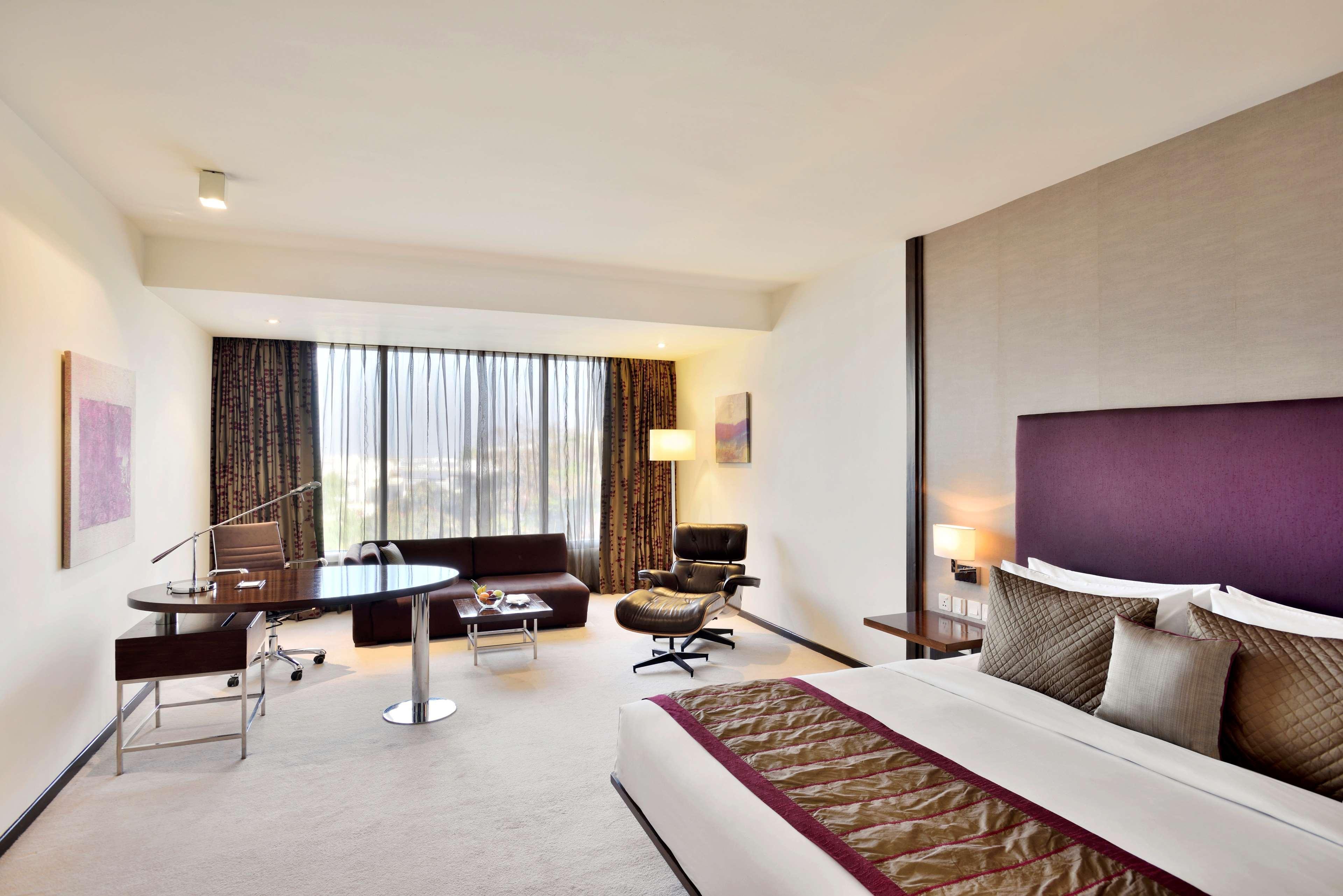 Radisson Blu Plaza Hotel Hyderabad Banjara Hills Extérieur photo A room at the Park Hyatt Hyderabad