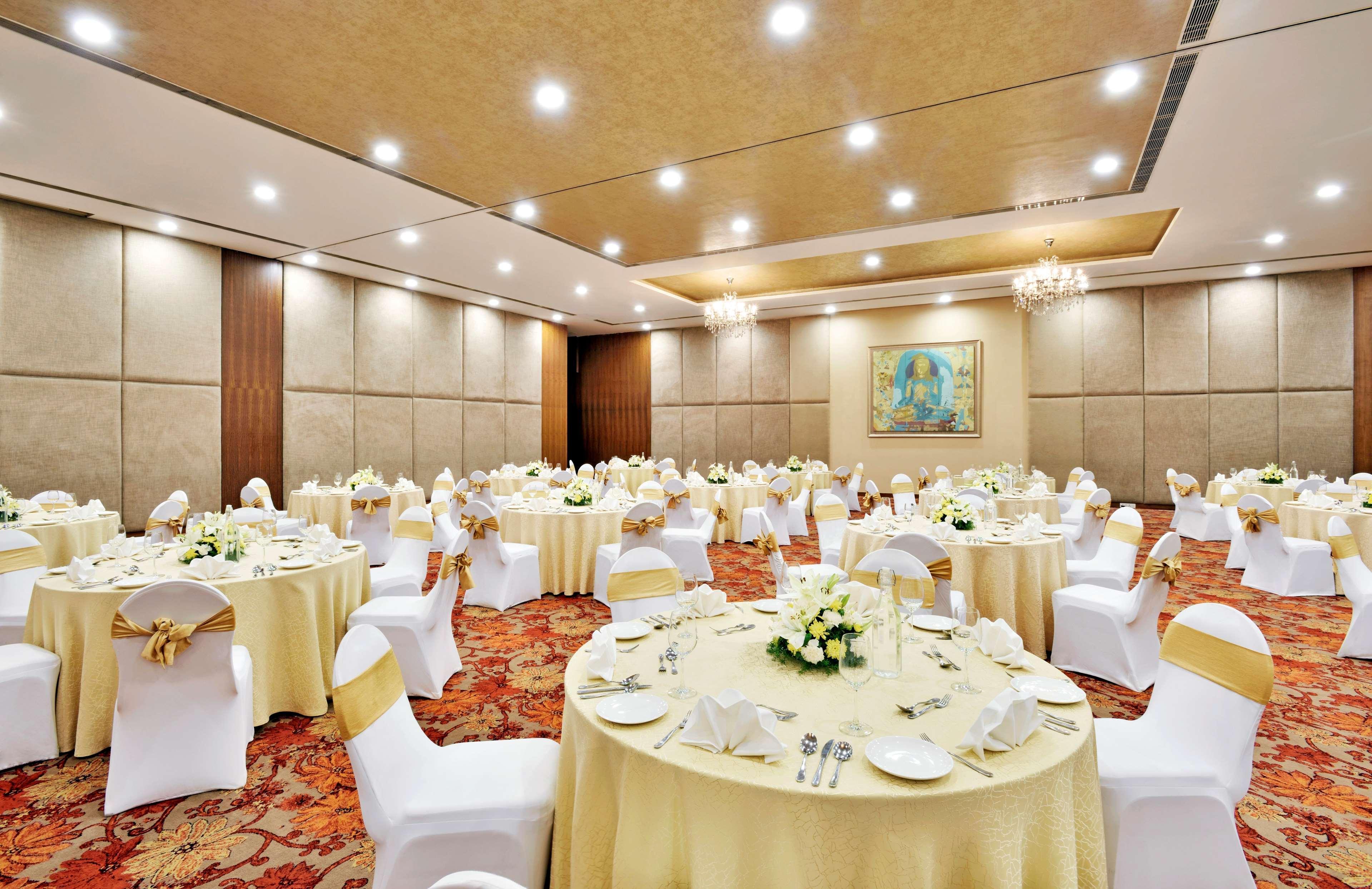 Radisson Blu Plaza Hotel Hyderabad Banjara Hills Extérieur photo The Grand Ballroom