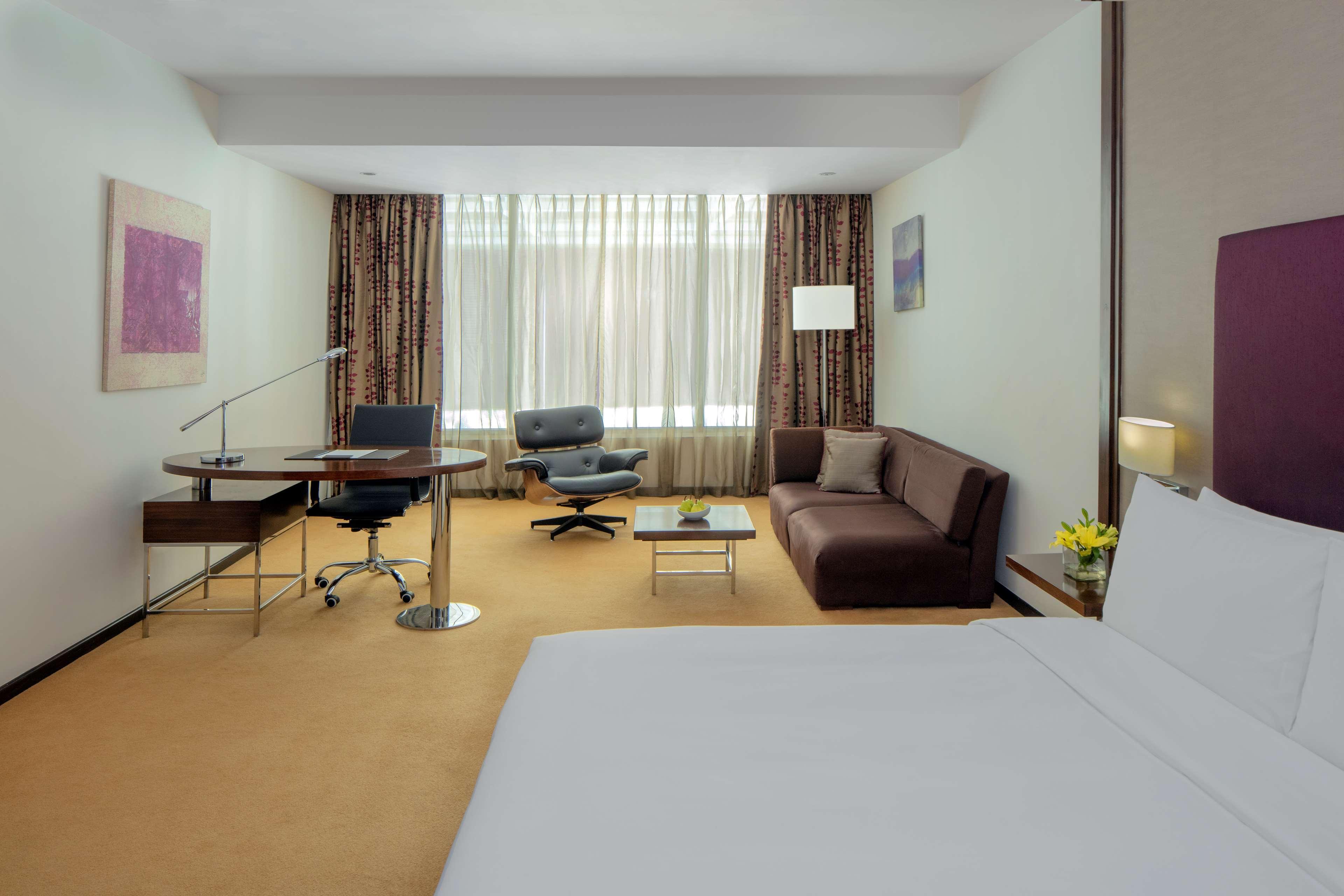 Radisson Blu Plaza Hotel Hyderabad Banjara Hills Extérieur photo A room at the hotel