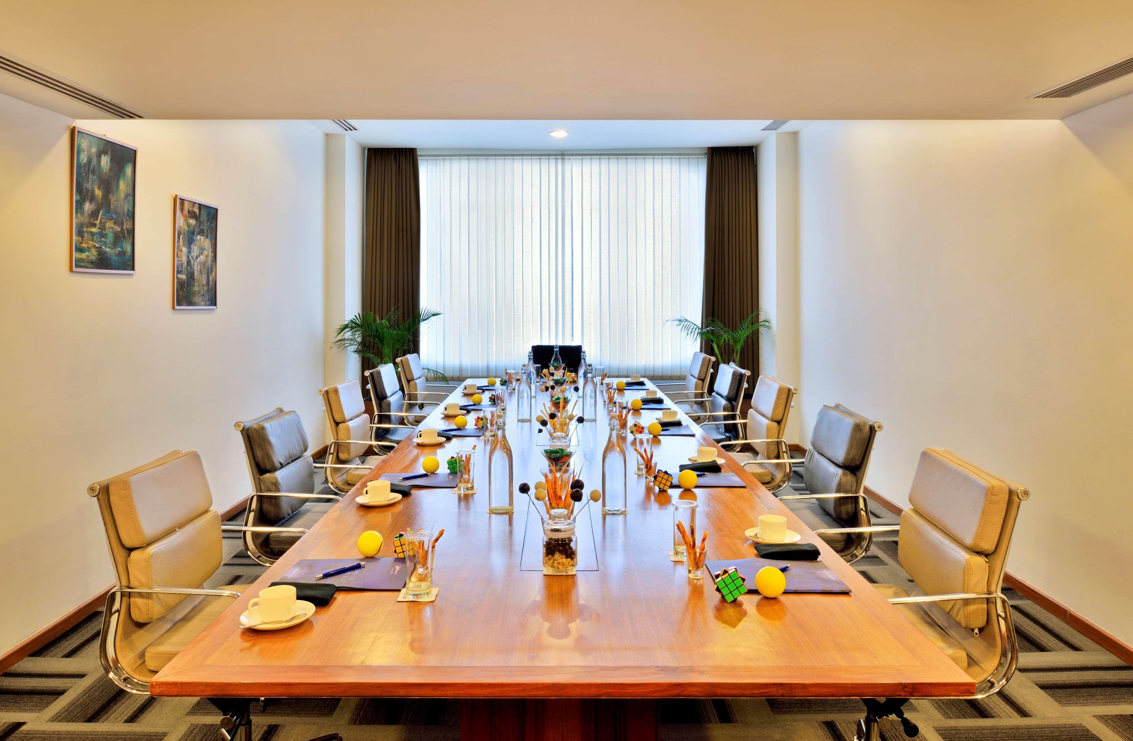 Radisson Blu Plaza Hotel Hyderabad Banjara Hills Extérieur photo Meeting room