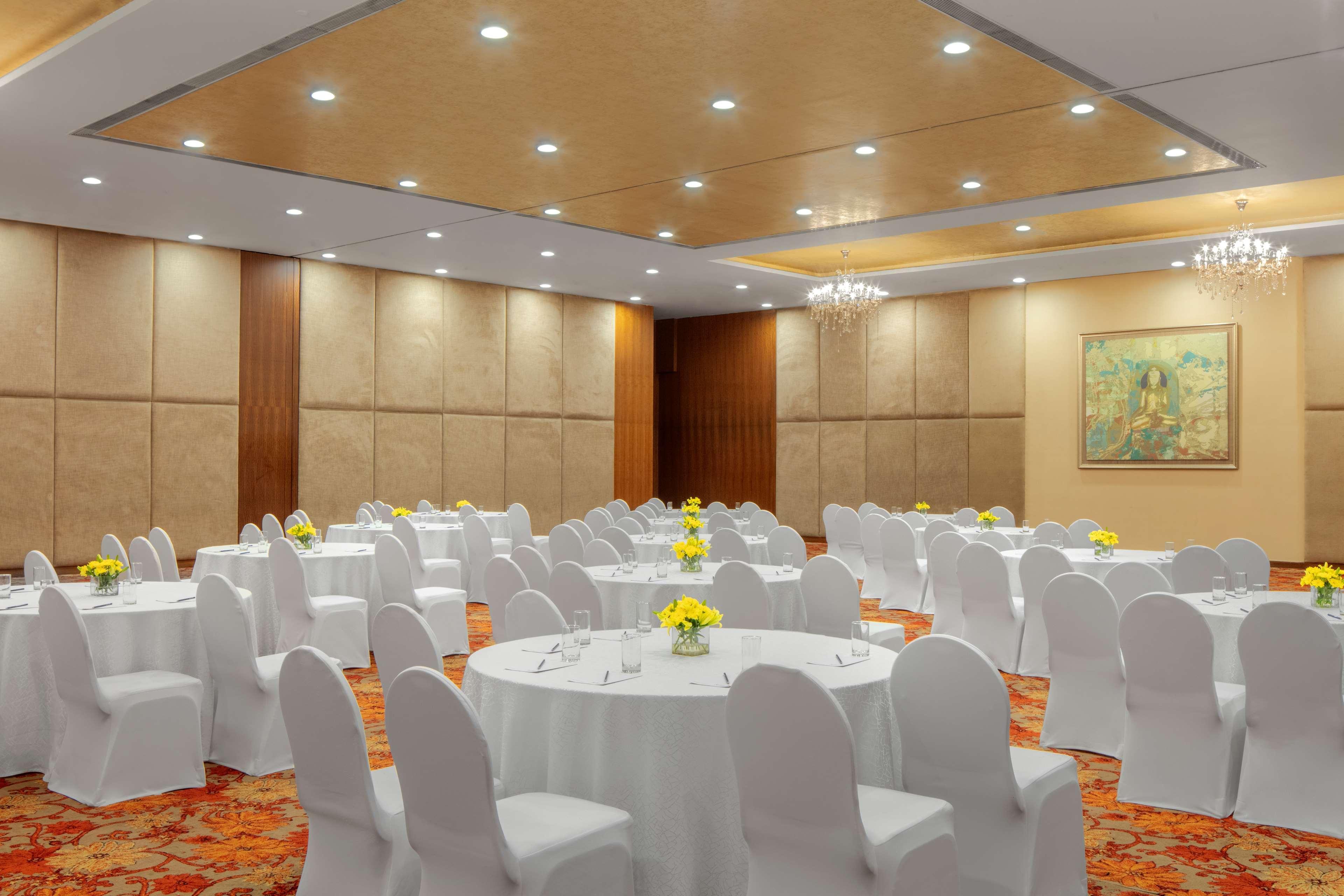Radisson Blu Plaza Hotel Hyderabad Banjara Hills Extérieur photo The ballroom at the hotel