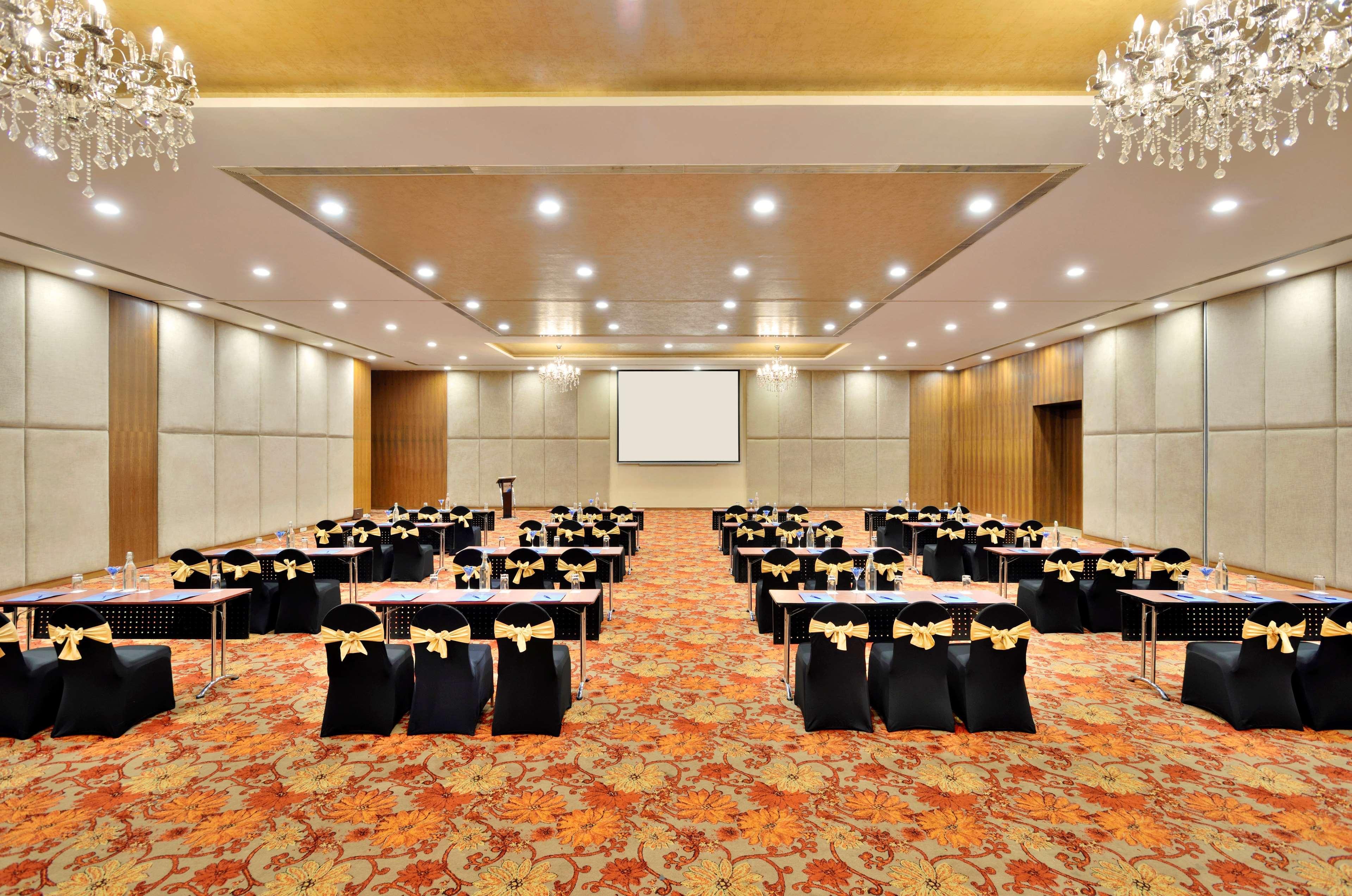 Radisson Blu Plaza Hotel Hyderabad Banjara Hills Extérieur photo The Royal Hall