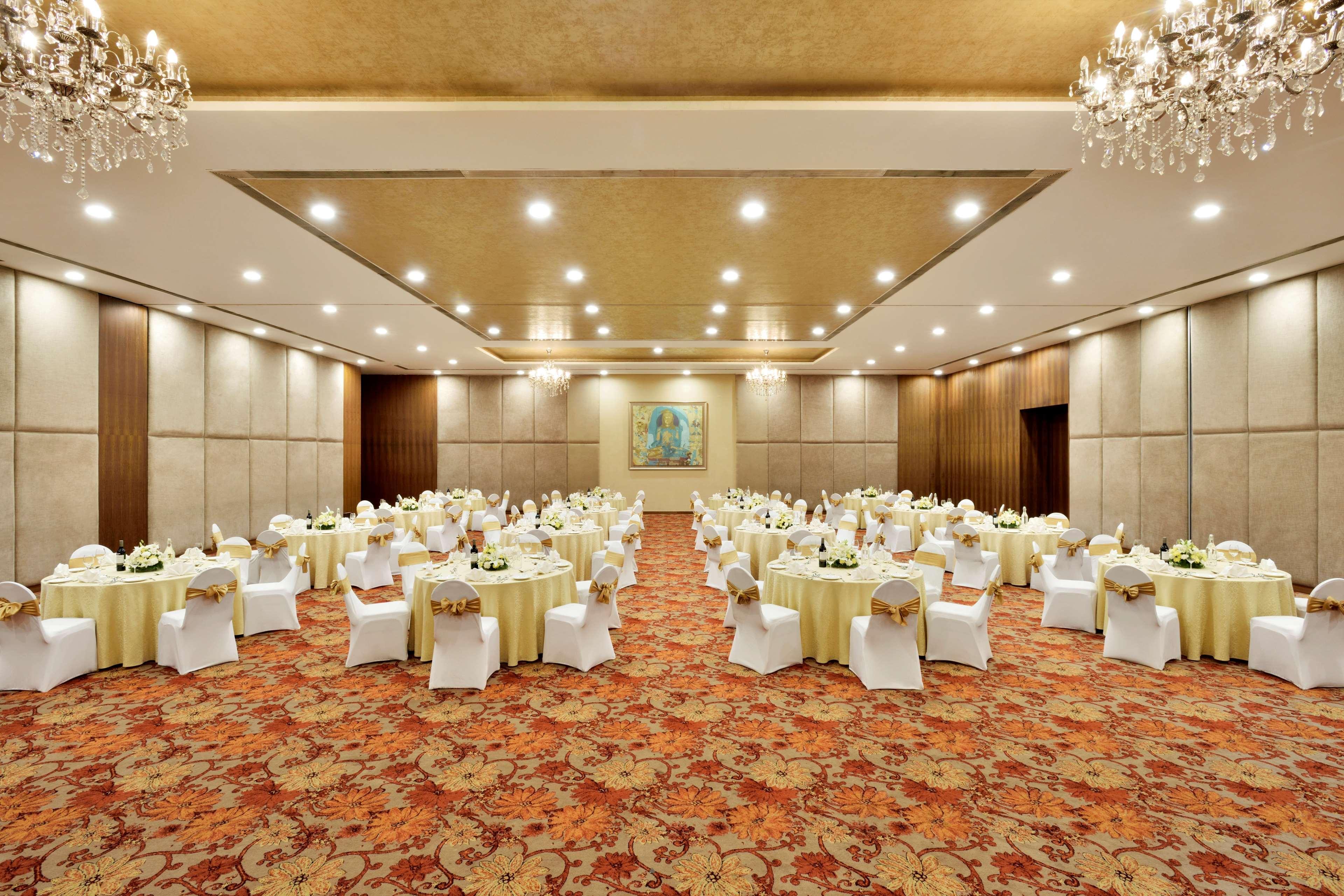 Radisson Blu Plaza Hotel Hyderabad Banjara Hills Extérieur photo The Royal Ballroom