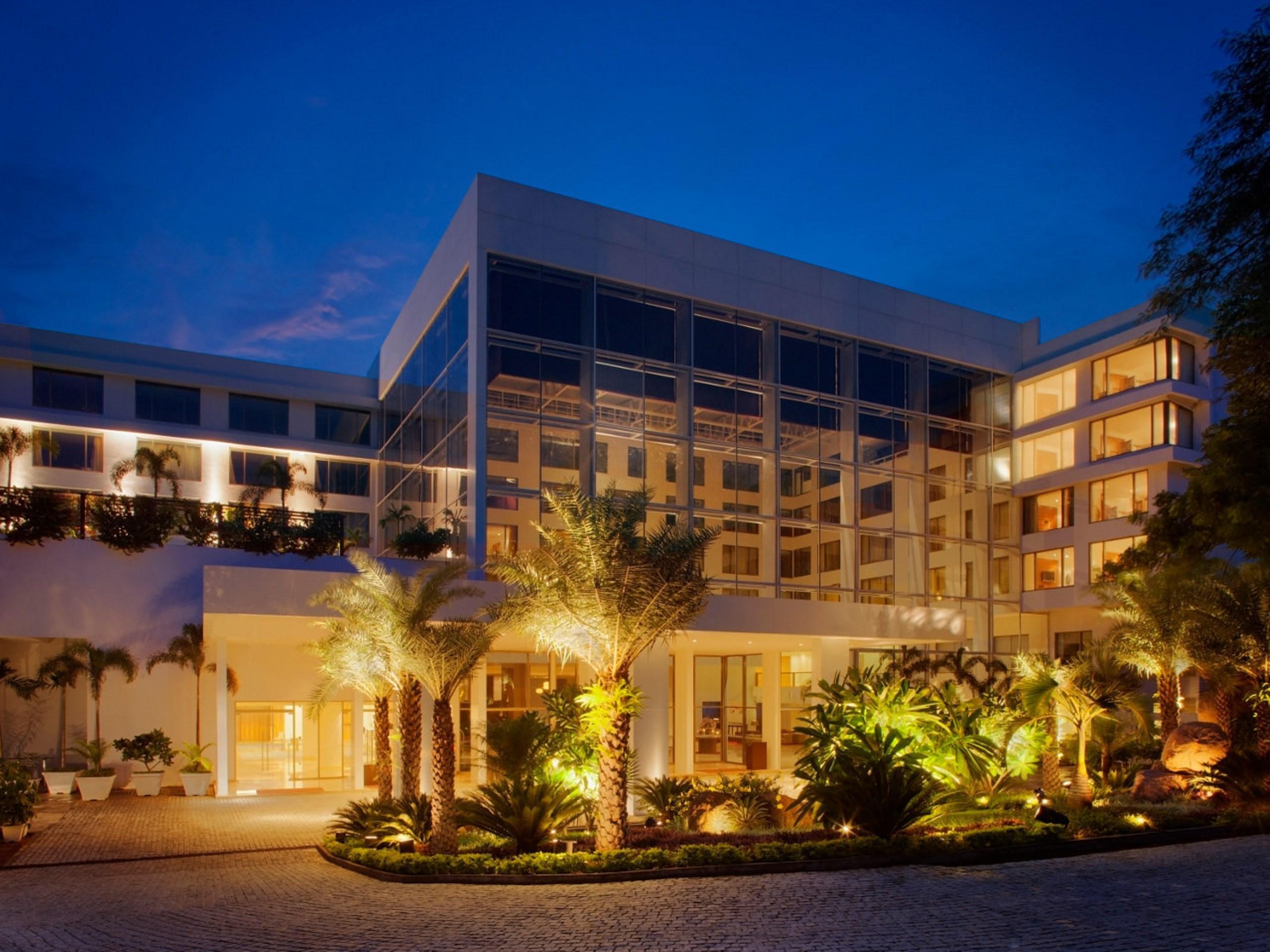 Radisson Blu Plaza Hotel Hyderabad Banjara Hills Extérieur photo The Royal