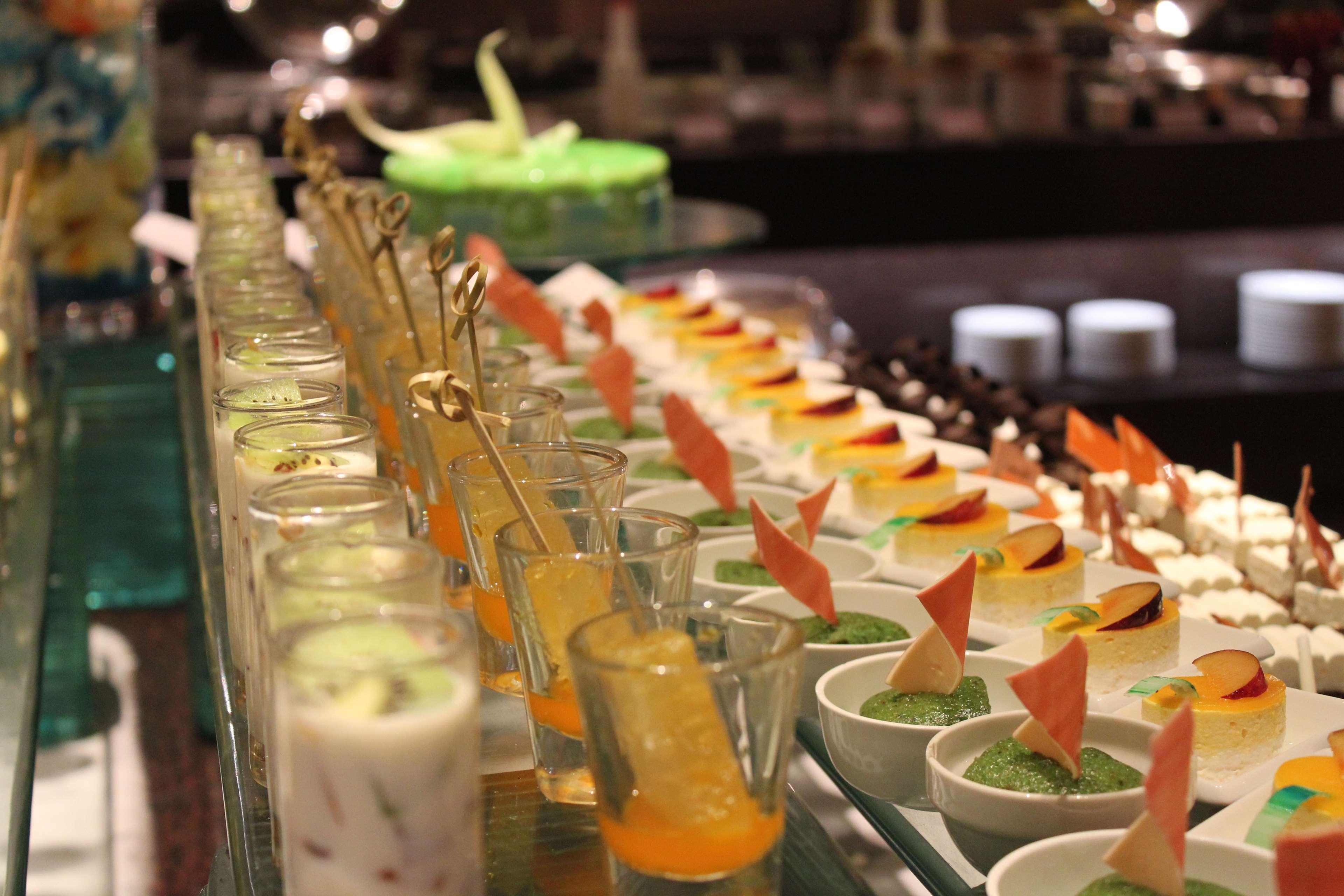 Radisson Blu Plaza Hotel Hyderabad Banjara Hills Extérieur photo Canapés