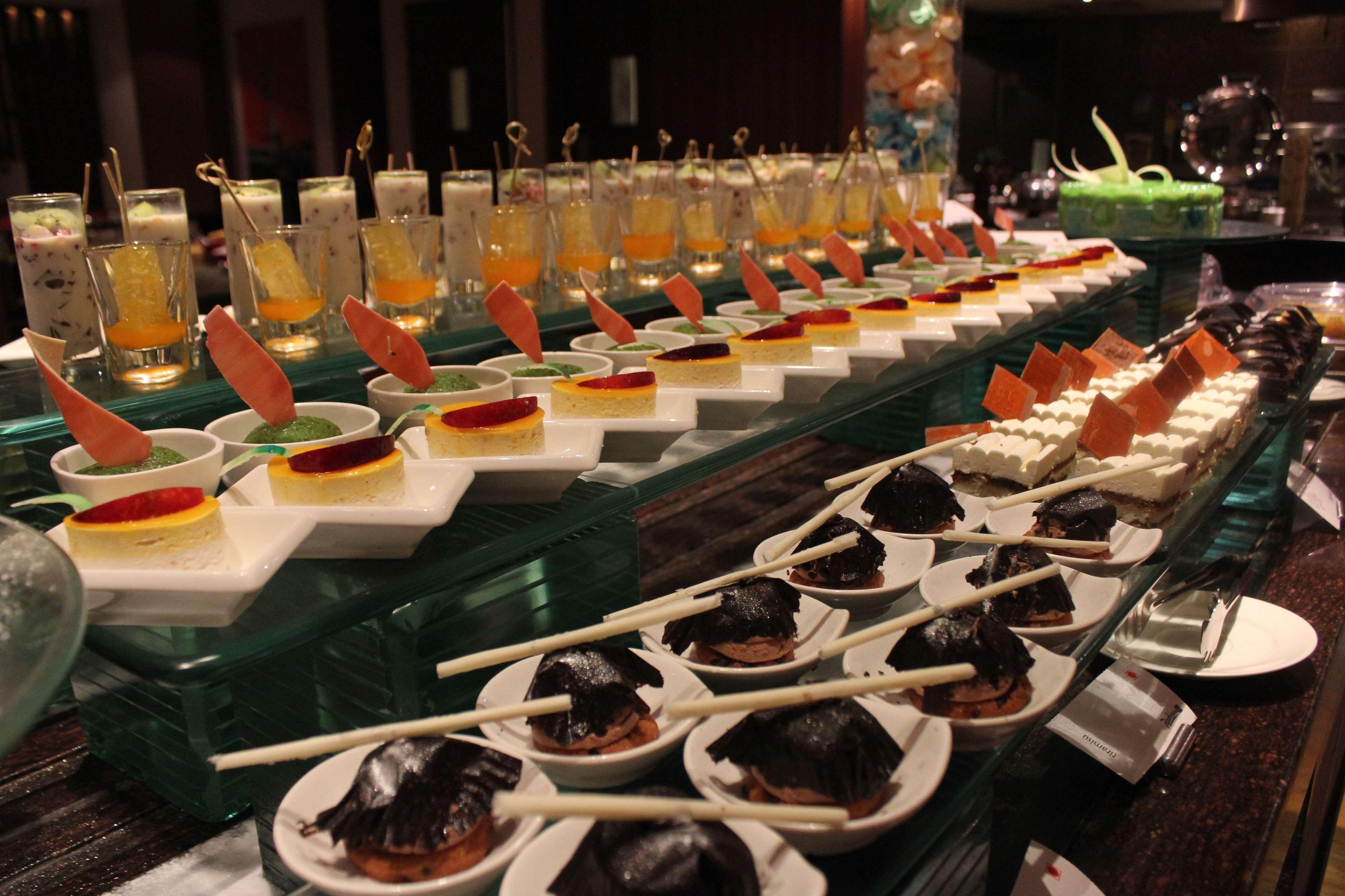 Radisson Blu Plaza Hotel Hyderabad Banjara Hills Extérieur photo A dessert buffet