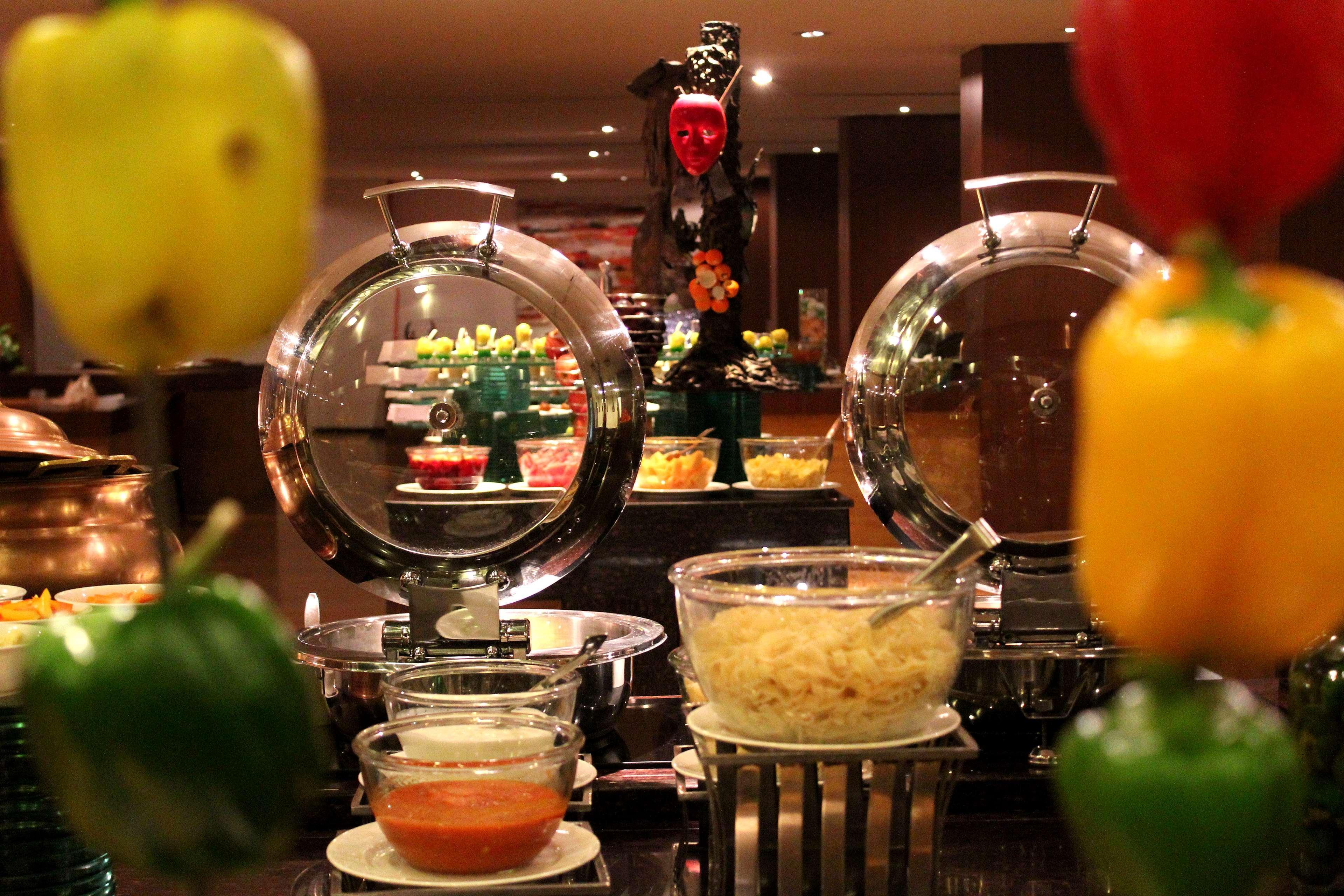 Radisson Blu Plaza Hotel Hyderabad Banjara Hills Extérieur photo A buffet at a hotel