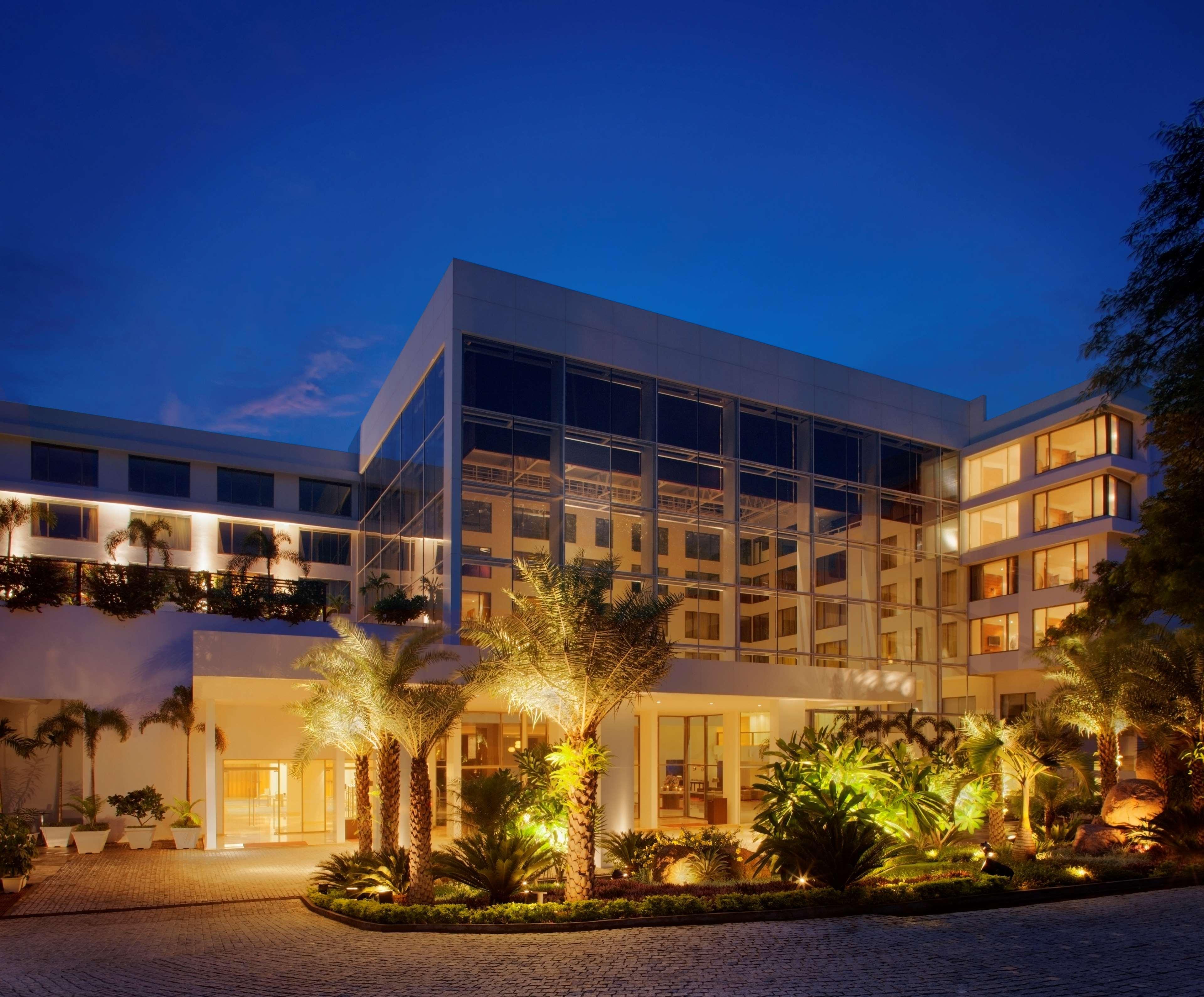 Radisson Blu Plaza Hotel Hyderabad Banjara Hills Extérieur photo The hotel at night