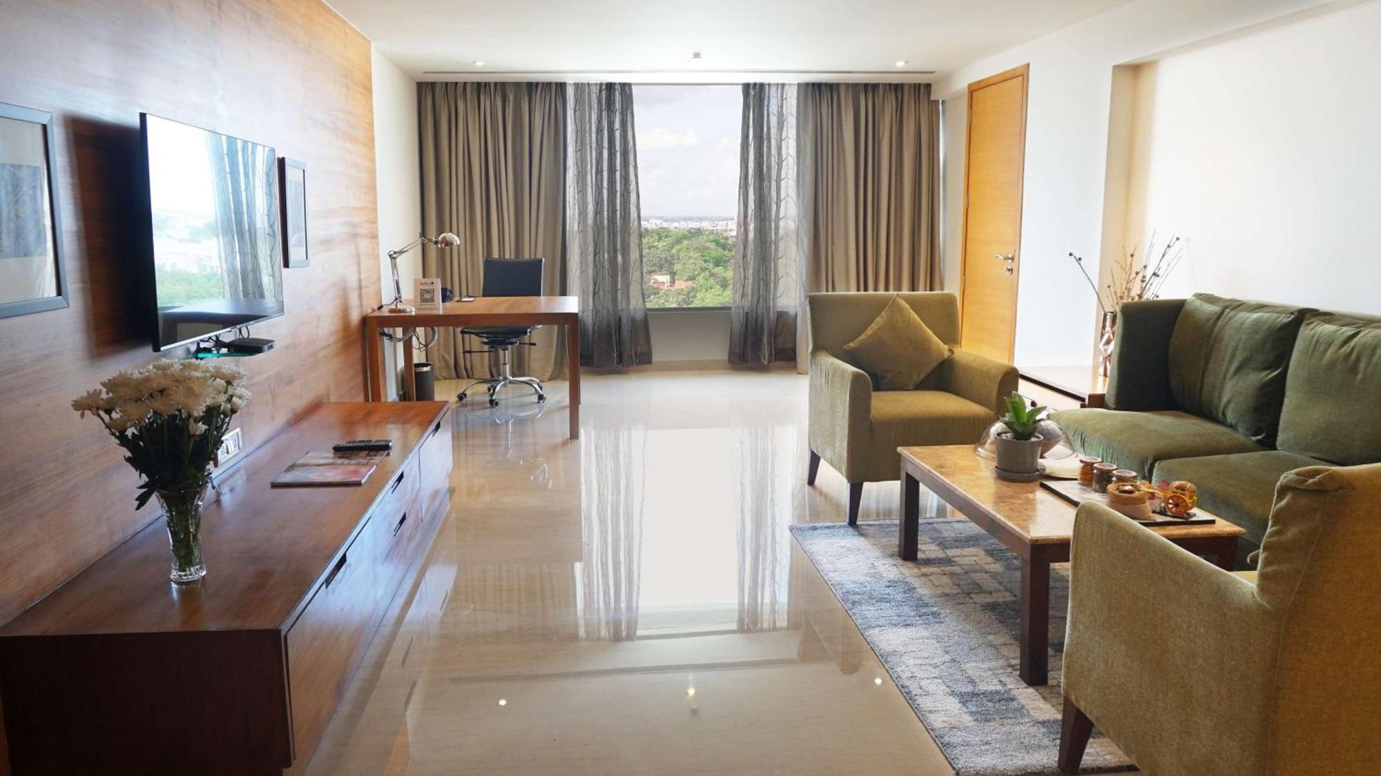 Radisson Blu Plaza Hotel Hyderabad Banjara Hills Extérieur photo A typical suite at the hotel
