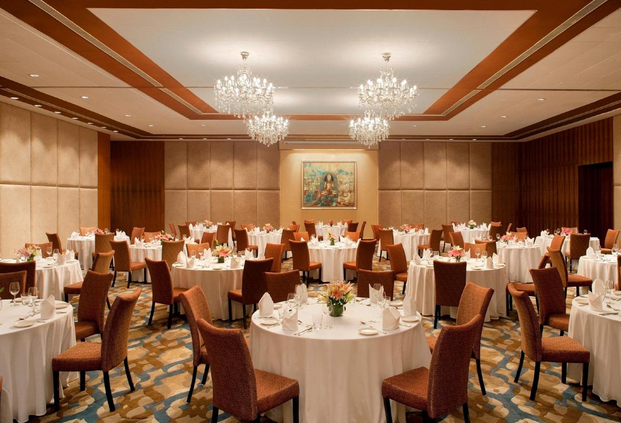 Radisson Blu Plaza Hotel Hyderabad Banjara Hills Restaurant photo The ballroom