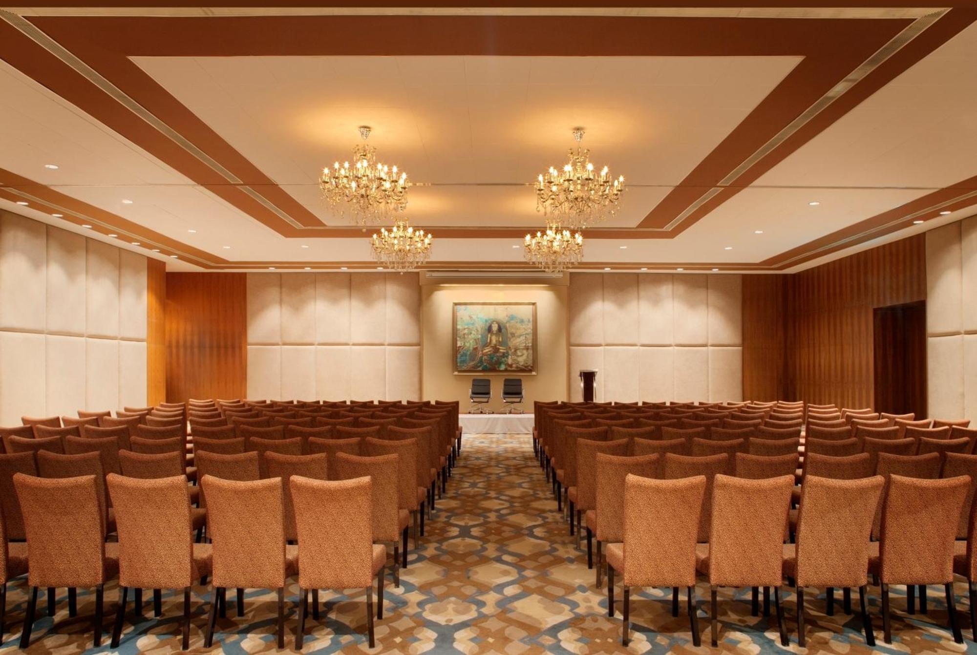 Radisson Blu Plaza Hotel Hyderabad Banjara Hills Business photo The ballroom at the hotel