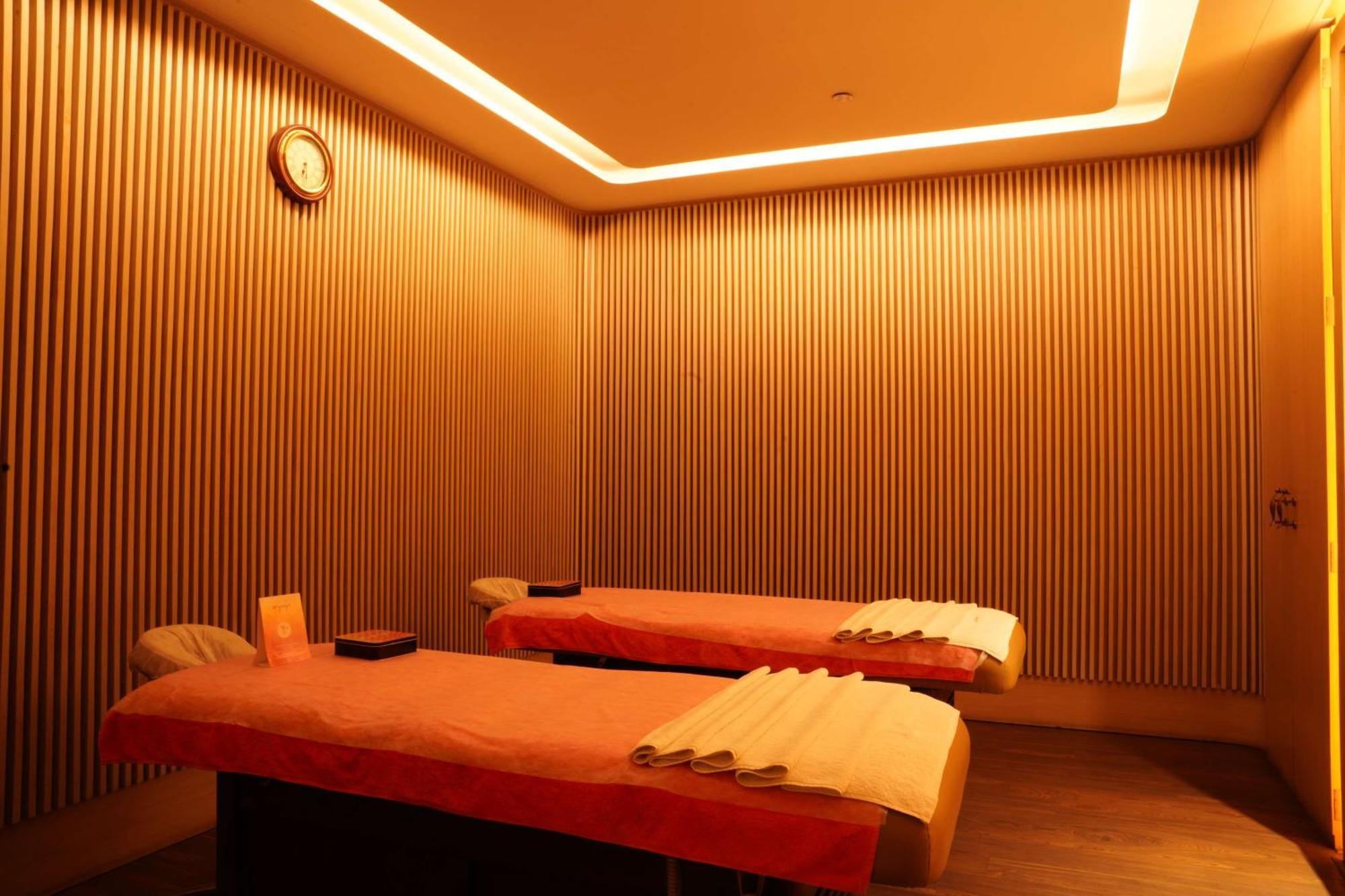 Radisson Blu Plaza Hotel Hyderabad Banjara Hills Extérieur photo A massage room at a spa