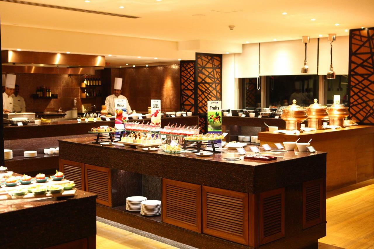 Radisson Blu Plaza Hotel Hyderabad Banjara Hills Extérieur photo A buffet at a hotel